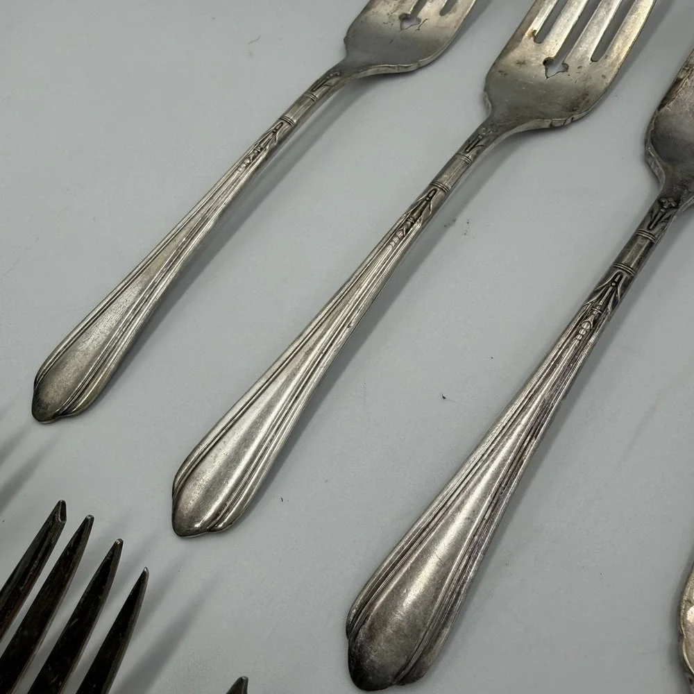 Tudor Plate By Oneida Community LYNNWOOD MEMORY Flatware Forks Set Of 7 - Picture 2 of 5